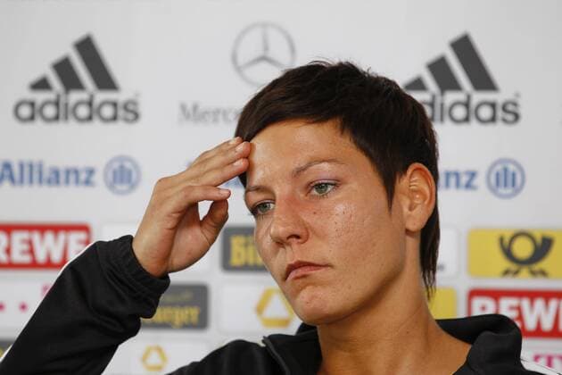 Linda BRESONIK, nachdenklich, skeptisch, kritisch, Fussball Frauen, Nationalmannschaft, Pressekonferenz nach dem Eintreffen am Spielort Augsburg, 13.09.2011 EM-Qualifikation Deutschland vs. Schweiz
