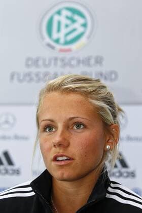 Julia SIMIC, erstmals im Kader der Nationalmannschaft, Fussball Frauen, Nationalmannschaft, Pressekonferenz nach dem Eintreffen am Spielort Augsburg, 13.09.2011 EM-Qualifikation Deutschland vs. Schweiz