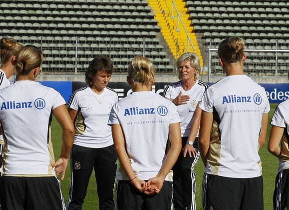 Silvia NEID (re.) und Co-Trainerin Ulrike BALLWEG, Ansprache während Training, Fussball Frauen, Nationalmannschaft, Training, 13.09.2011, EM-Qualifikation Deutschland vs. Schweiz in Augsburg