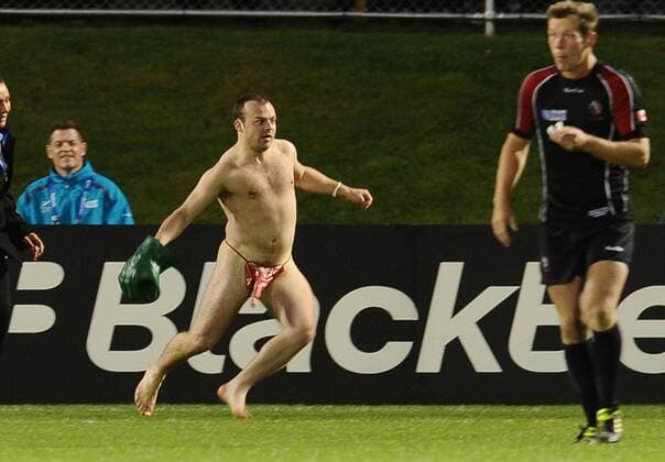 Rugby Union - Rugby World Cup 2011 -Tonga v Canada A streaker runs onto the field during the game.  o0 Flitzer nackt Störenfried Zwischenfall Komik kurios