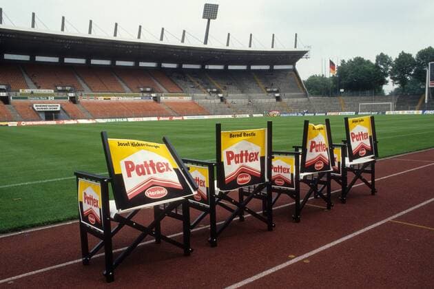 Fußball, Stadiongeschichte Fortuna Düsseldorf Trainerbank im Düsseldorfer Rheinstadion, Heimspielstätte von Fortuna Düsseldorf - Trainer Josef Hickersberger, Physiotherapeut Bernd Restle und Co Trainer Hans Jürgen Gede finden dort Platz