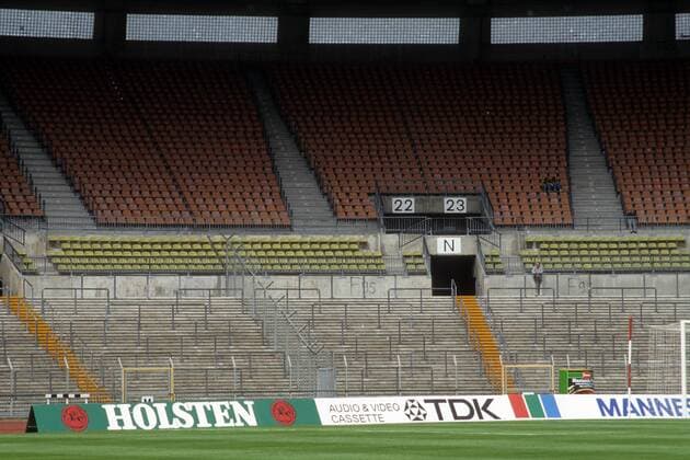 Fußball, Stadiongeschichte Fortuna Düsseldorf Leere Ränge und Werbebanden von Holsten und TDK im Rheinstadion, Heimspielstätte von Fortuna Düsseldorf Totale Leere