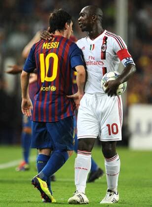 FUSSBALL CHAMPIONS LEAGUE SAISON 2011 2012 GRUPPE H 13.09.2011 FC Barcelona - AC Mailand Lionel Messi (li, Barca) mit Clarence Seedorf (re, AC Mailand) 