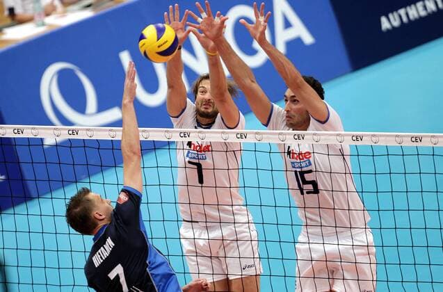 VOLLEYBALL - Euro Volley 2011, ITA vs FIN WIEN,AUSTRIA,15.SEP.11 - DIVERS, VOLLEYBALL - CEV EuroVolley, Europameisterschaft 2011, Länderspiel, Italien vs Finnland. Bild zeigt Matti Hietanen (FIN), Michal Lasko und Emanuele Birarelli (ITA). 