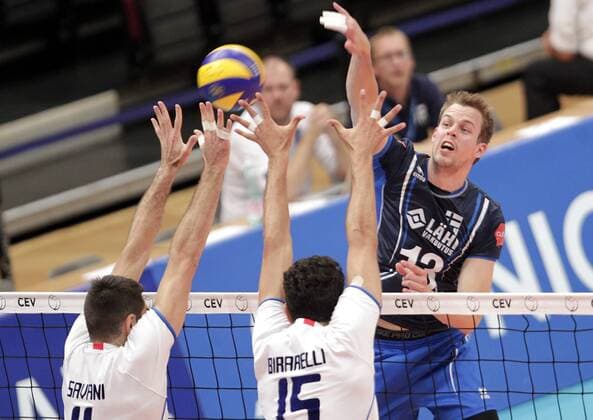 VOLLEYBALL - Euro Volley 2011, ITA vs FIN WIEN,AUSTRIA,15.SEP.11 - DIVERS, VOLLEYBALL - CEV EuroVolley, Europameisterschaft 2011, Länderspiel, Italien vs Finnland. Bild zeigt Christian Savani, Emanuele Birarelli (ITA) und Mikko Oivanen (FIN). 