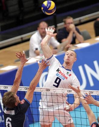 VOLLEYBALL - Euro Volley 2011, ITA vs FIN WIEN,AUSTRIA,15.SEP.11 - DIVERS, VOLLEYBALL - CEV EuroVolley, Europameisterschaft 2011, Länderspiel, Italien vs Finnland. Bild zeigt Tuomas Sammelvuo (FIN) und Ivan Zaytsev (ITA). 