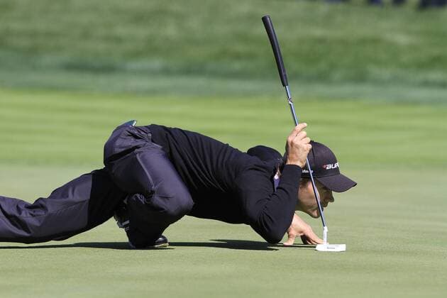 15 September 2011: Columbian PGA Golf Herren Pro, Camilo Villegas displays his unorthodox method of lining up a putt during the first round of the 2011 BMW Championship at Cog Hill Golf Club in Lemont, Illinois. PGA Golf Herren Golf: Sep 15 BMW First Round Icon518091511011 EDITORIAL USE ONLY