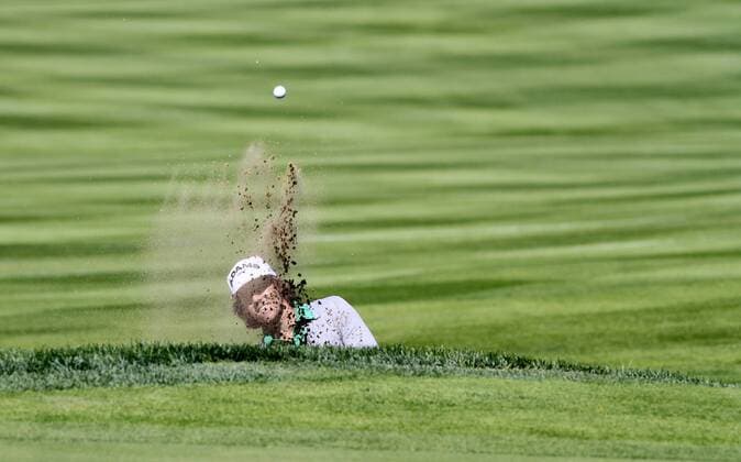 15 September 2011: Australian PGA Golf Herren Pro, Aaron Baddeley blasts out of a sand trap on the 17th hole during the first round of the 2011 BMW Championship at Cog Hill Golf Club in Lemont, Illinois. PGA Golf Herren Golf: Sep 15 BMW First Round Icon518091511001 o0 Sand Sandbunker Bunkerspiel Versenkung EDITORIAL USE ONLY