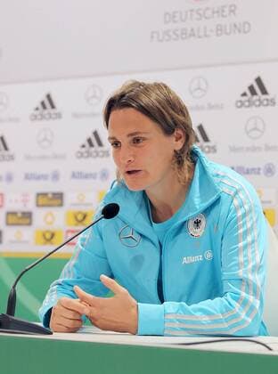 Nadine Angerer (GER) wurde auf der Pressekonferenz vor dem EM Qualifikationsspiel als neue Kapitänin vorgestellt EM Qualifikation Deutschland vs. Schweiz (Frauen)
