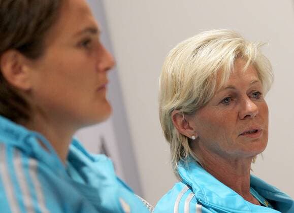 Silvia Neid (GER), rechts, und Nadine Angerer (GER) EM Qualifikation Deutschland vs. Schweiz (Frauen)