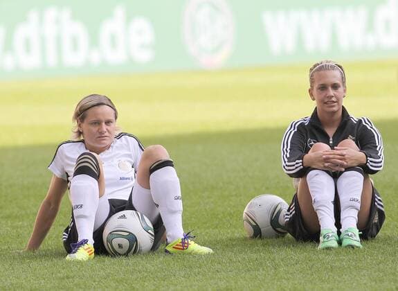 Martina Müller ( GER) und Lena Gößling (GER) während des Abschlusstrainings EM Qualifikation Deutschland vs. Schweiz (Frauen)