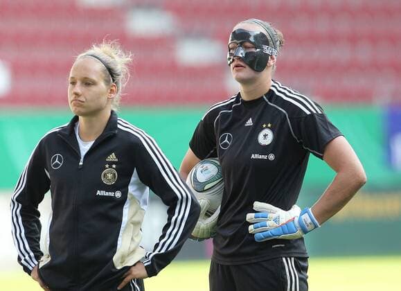 v.l. Babett Peter (GER) und Almuth Schult (GER) EM Qualifikation Deutschland vs. Schweiz (Frauen) o0 Schutzmaske Gesichtsschutz Maske