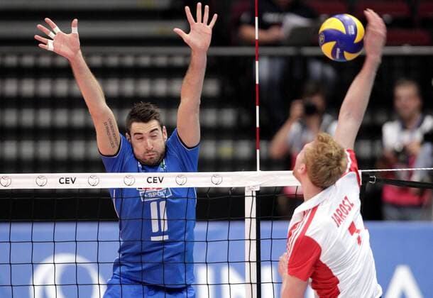 VOLLEYBALL - Euro Volley 2011, ITA vs POL WIEN,AUSTRIA,17.SEP.11 - DIVERS, VOLLEYBALL - CEV EuroVolley, Europameisterschaft 2011, Länderspiel, Halbfinale, Italien vs Polen. Bild zeigt Cristian Savani (ITA) und Jakub Jarosz (POL). 