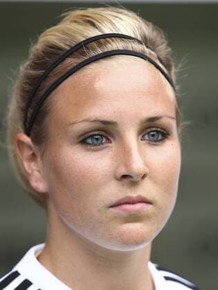 Svenja HUTH DFB Nr 18 , Portrait, Porträt Fussball Länderspiel Qualifikationsspiel EM 2013 Damen, Augsburg 17.09.2011 SLG Arena Augsburg DEUTSCHLAND - SCHWEIZ 3-1
