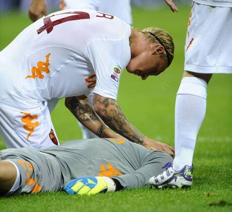 Inter Mailand - AS Rom: Simon Kjaer kümmert sich um Maarten Stekelenburg, der nach einem Tritt von Lucio bewußtlos am Boden liegt  Tritt KO bewußtlos Bewußtlosigkeit Ohnmacht Ohnmächtigkeit Kopfverletzung
