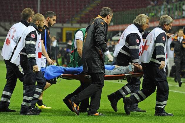 Inter Mailand - AS Rom: Maarten Stekelenburg wird nach einem Tritt von Lucio bewußtlos abtransportiert  Tritt KO bewußtlos Bewußtlosigkeit Ohnmacht Ohnmächtigkeit Kopfverletzung