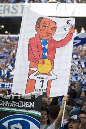 Proteste der Fans von FC Schalke 04 gegen FCB-Torwart Manuel Neuer; auf einem Plakat, Transparent dargestellt mit FCB-Praesident Uli Hoeness; Fussball 1. Bundesliga, Spieltag 6, FC Schalke 04 (GE) - FC Bayern München (M), am 18. 09. 2011 in Gelsenkirchen Deutschland