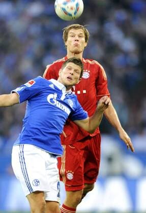 Fussball-Bundesliga, Deutschland, Herren, Saison 2011 2012, 6. Spieltag, Veltins Arena Gelsenkirchen: FC Schalke 04 (blau) - FC Bayern München (rot) 0:2; Holger Badstuber (FCB), Klaas-Jan Huntelaar (S04). Aktion, Einzelbild.