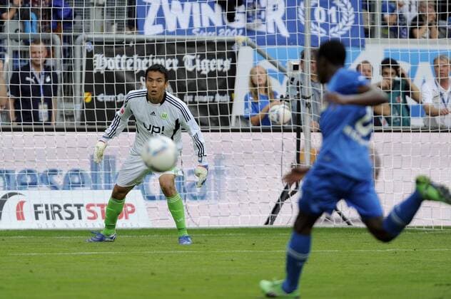 Makoto HASEBE ,JPN (VFL Wolfsburg) musste für den vom Platz gestellten Torwart Marwin HITZ das Tor hueten.Aktion. TSG 1899 Hoffenheim-VFL Wolfsburg Fussball,Liga1,1.Bundesliga,Saison2011 12,2011 2012 ,Spieltag06, am 17.09.2011.