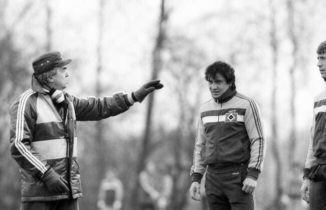 Training des Hamburger SV - Trainer Ernst Happel (li.) gibt Felix Magath (beide HSV) Anweisungen