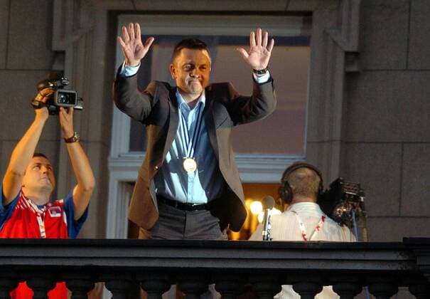 19.09.2011, Belgrade - Celebration of Serbia Eurovolley champions title in men s volleyball in front of city assembly Igor Kolakovic Serbian volleyball team head coach greeting fans :  o0 Sieg Medaille Gold Balkon Rathaus