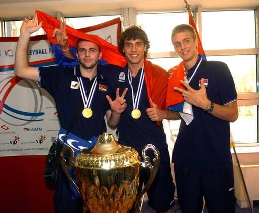 19.09.2011, Belgrade - Celebration of Serbia Eurovolley champions title in men s volleyball at Belgrade airport Aleksandar Atanasijevic (c) with Uros Kovacevic (L) and Mihajlo Mitic (r) :  o0 Sieg Medaille Gold Objekte Pokal Trophäe