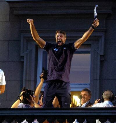 19.09.2011, Belgrade - Celebration of Serbia Eurovolley champions title in men s volleyball at terassa of city assembly Ivan Miljkovic :  o0 Sieg Rathaus Balkon
