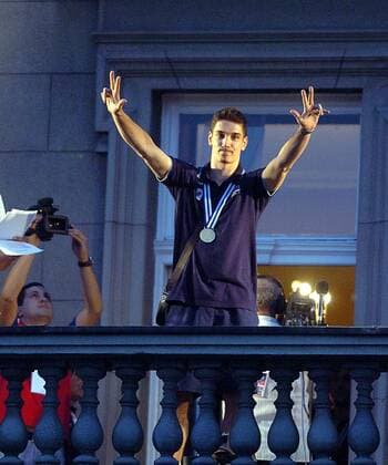 19.09.2011, Belgrade - Celebration of Serbia Eurovolley champions title in men s volleyball in front of city assembly Nikola Rosic greeting Serbia fans from terassa :  o0 Sieg Rathaus Balkon Medaille Gold