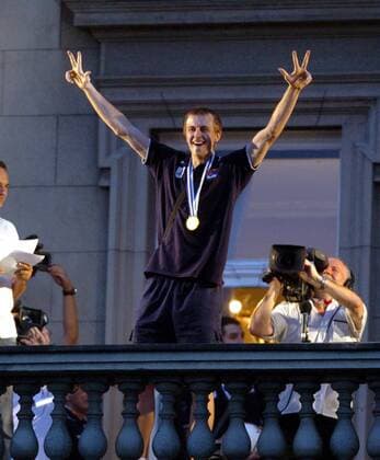 19.09.2011, Belgrade - Celebration of Serbia Eurovolley champions title in fron tof city assembly Milos Terzic greeting Serbian fans :  o0 Sieg Rathaus Balkon Medaille Gold