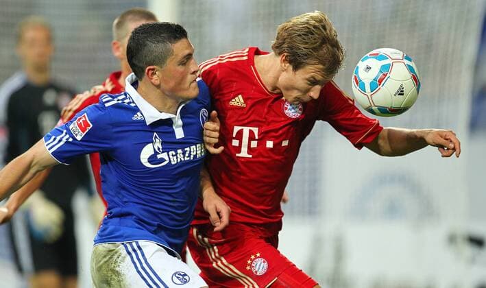 Sonntag 18.09.2011, 1. Bundesliga Saison 11 12 - 6. Spieltag in Gelsenkirchen, FC Schalke 04 - FC Bayern München 0:2, Kyriakos Papadopoulos (S04) gegen Holger Badstuber (FCB) DeFodi001