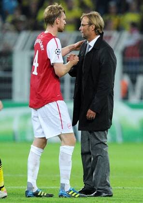 Dienstag 13.09.2011, UEFA Champions League, Saison 10 11 - in Dortmund, BVB Borussia Dortmund - Arsenal FC 1:1, Trainer Jürgen Klopp (BVB) mit Per Mertesacker (AFC) DeFodi018