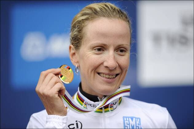 Zeitfahrweltmeisterin Judith Arndt (GER) Cyclisme : WM im Zeitfahren - 20.09.2011 - PhotoNews Panoramic  o0 Weltmeister Siegerehrung sieg gold Medaille, Goldmedaille Objekte