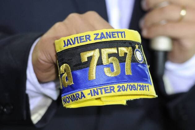 Novara Calcio - Inter Mailand, Kapitänsbinde von Javier Zanetti, mit 757 Einsätzen ist er Inter Mailands Rekordspieler  o0 meiste meisten Spiele Einsätze Rekord Rekordhalter Objekte Equipment Binde Detail Kapitän
