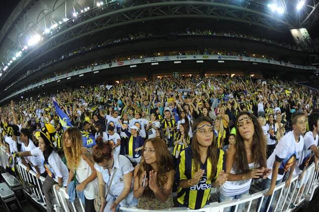Fenerbahce was senteced to play without fans but Turkish football federation decided take only women and children fans to the match between Fenerbahce & Manisaspor. Tickets were given to fans for free and they are all finished in 1 hour. Fenerbahce football team were supported by only women fans. They were more than 45000. 20.09.2011 Fenerbahce’s female fans rushed to grab free tickets for Tuesday night’s Spor Toto Super League game against Manisaspor following a decision last week that only women and children would be allowed entrance due to crowd trouble earlier this summer. The rush came after the Turkish Football Federation, or TFF, announced last week that it would no longer force teams to play behind closed doors in punishment for crowd trouble but would instead open the stadium doors to women and children under 12 for the fixtures in order to avoid silent games and bring the 