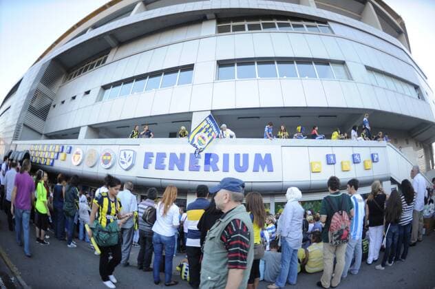 Fenerbahce was senteced to play without fans but Turkish football federation decided take only women and children fans to the match between Fenerbahce & Manisaspor. Tickets were given to fans for free and they are all finished in 1 hour. Fenerbahce football team were supported by only women fans. They were more than 45000. 20.09.2011 Fenerbahce’s female fans rushed to grab free tickets for Tuesday night’s Spor Toto Super League game against Manisaspor following a decision last week that only women and children would be allowed entrance due to crowd trouble earlier this summer. The rush came after the Turkish Football Federation, or TFF, announced last week that it would no longer force teams to play behind closed doors in punishment for crowd trouble but would instead open the stadium doors to women and children under 12 for the fixtures in order to avoid silent games and bring the 