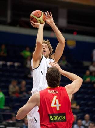 Basketball Vilnius (LTU) 07.09.2011 Europameisterschaften der Herren Deutschland (GER) - Spanien(ESP) Dirk Nowitzki (Deutschland, No.14) Pau Gasol (Spanien, No.04)