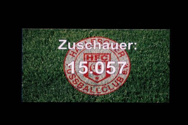 Anzeigetafel mit der Zuschauerzahl - Stadioneinweihung mit Eröffnungsspiel Hallescher FC vs. Hamburger SV (HSV, Hamburg) im Erdgas Sportpark Halle Saale Halle Saale Deutschland,20.09.2011,Fußball,Mann,Männer