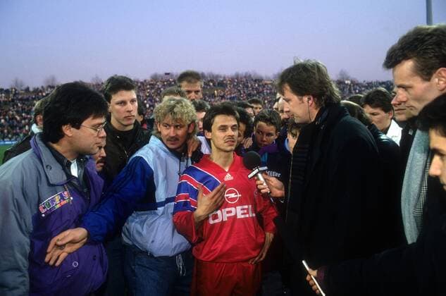 Olaf Thon (FC Bayern München, Mitte) umzingelt von Fans und Pressevertretern Interview Medien Journalist Medieninteresse