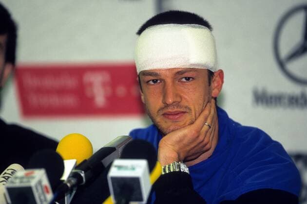 30.04.1997, Bremen - WM Qualifikation 1997 - Deutschland vs Ukraine 2:0 - Fredi Bobic (GER) mit einem Kopfverband während der Pressekonferenz Herren Nationalteam Länderspiel WM Quali 1997 Aufmacher