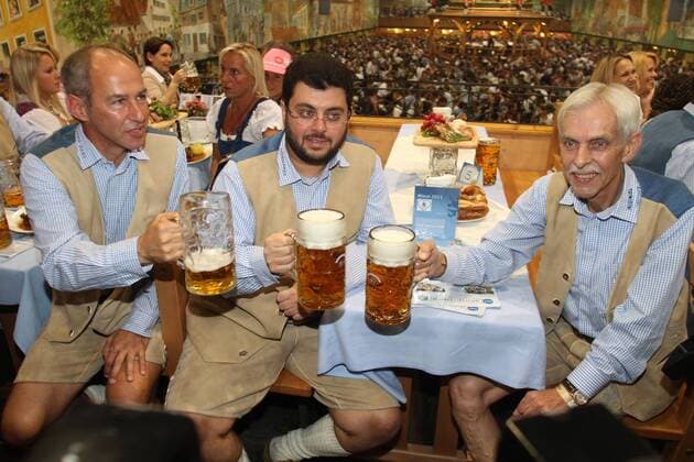 Sponsor Hasan Ismaik (Mitte) Trainer Reiner Maurer, Präsident Dieter Schneider (1860) Fussball Herren 20.09.2011 TSV 1860 München - Offizieller Wiesn-Besuch