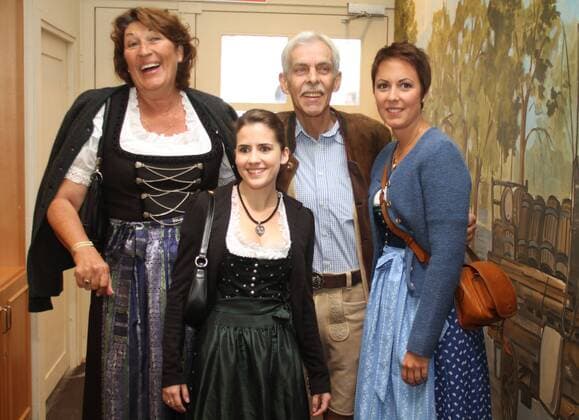 Präsident Dieter Schneider, Ehefrau Gipsy ,Tochter Nanni und Patricia (1860) Fussball Herren 20.09.2011 TSV 1860 München - Offizieller Wiesn-Besuch