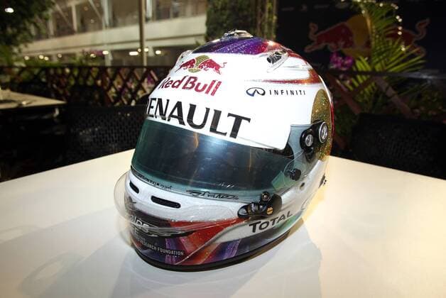 formula 1 GP, Singapore 22.09.11, Sebastian Vettel, Red Bull Racing, Helm mit neuem Visierschutz aus Zylon carbon von der FIA ab Suzuka pflicht.