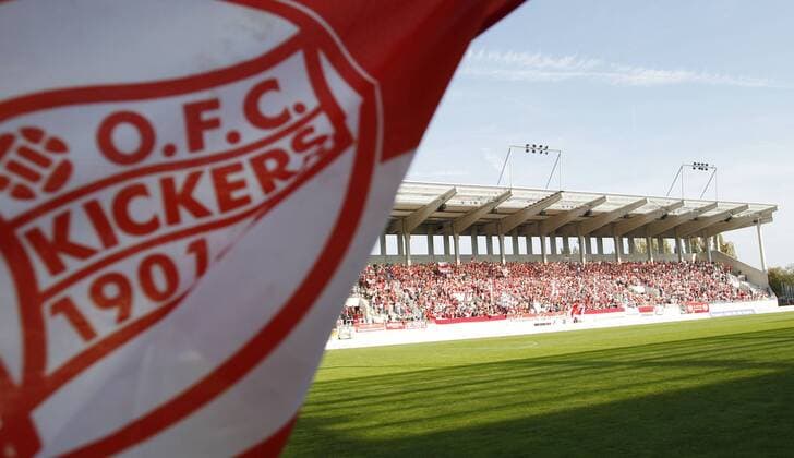 Fußball, Stadiongeschichte Kickers Offenbach Fussball, 3. Liga, Kickers Offenbach (OFC), Eröffnung der Waldemar Klein Tribüne im Stadion am Bieberer Berg o0 Fans totale Sportstätte Stadion