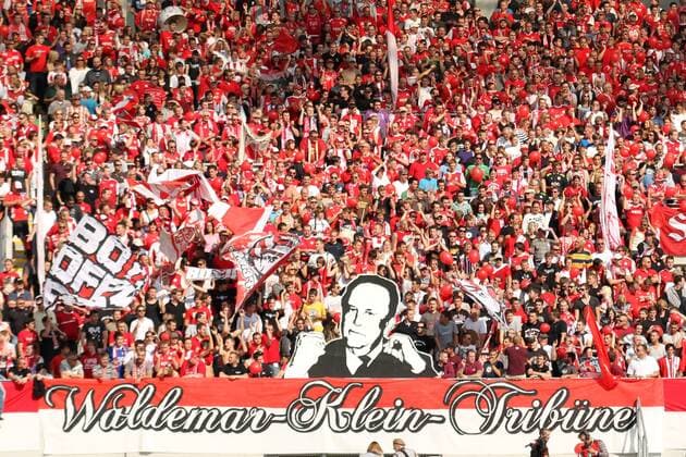 Fußball, Stadiongeschichte Kickers Offenbach Saison 2011 2012, 3. Liga, Kickers Offenbach (OFC), Fans auf der Waldemar Klein Tribüne feiern den verstorbenen Ehrenpräsidenten des OFC o0 Fan totale
