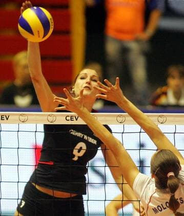24.09.2011 Belgrade (Serbia) Germany - Ukraine CEV European women s volleyball championship Pool A Corina SSUSCHKE-VOIGT (L) Germany and Inna Molodtsova(r) Ukraine : 