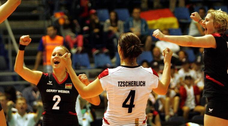 24.09.2011 Belgrade (Serbia) Germany - Ukraine CEV European women s volleyball championship Pool A Kathleen Weiss(L) Kerstin Tzscherlich(4L) and Lisa Thomsen(r) Germany celebrate victory after match : 