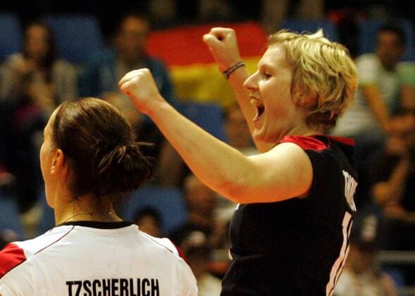 24.09.2011 Belgrade (Serbia) Germany - Ukraine CEV European women s volleyball championship Pool A Kerstin Tzscherlich(L) Lisa Thomsen(r) Germany celebrate victory after match : 