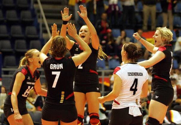 24.09.2011 Belgrade (Serbia) Germany - Ukraine CEV European women s volleyball championship Pool A Margareta Anna Kozuch(L) with Kathleen Weiss(3L) Kerstin Tzscherlich(4L) and Lisa Thomsen(r) Germany celebrate victory after match : 
