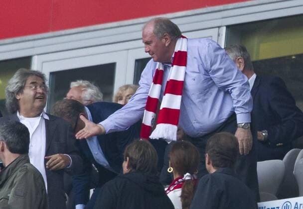 Präsident und Aufsichtsratsvorsitzender Uli HOENESS (FCB) reicht Helmut MARKWORT die Hand, geste, auf der Ehrentribüne Fussball 1. Bundesliga , MÜNCHEN , am 24.09.2011 FC BAYERN MÜNCHEN - BAYER 04 LEVERKUSEN (3 : 0) 07.Spieltag,07.Spieltag07, Saison 2011 2012, Saison1112 , Liga01, 1.Liga, 1.Bundesliga, FCB, München, LEV