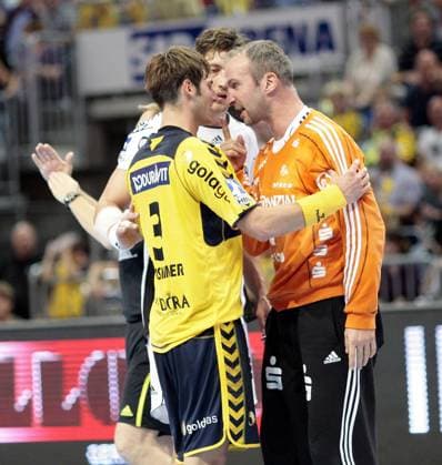 Toyota-Handball-Bundesliga - 24.09.2011 - Saison 2011-2012 - Rhein Neckar Löwen - THW Kiel v. l. Uwe Gensheimer RNL und Thierry Omeyer Kiel hatten so ihre Probleme während des Spiels Aktion, Freisteller -